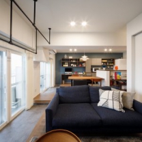 築40年のマンションのフルリノベーション。
限られたスペースを有効活用しながら素材や色にこだわった空間。
床材はペット対応の物を使用。
新潟市を一望できる贅沢な暮らしがリノベーションで叶いました。