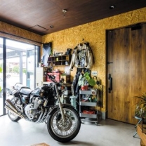 全開口窓からバイクを入れられる6畳の玄関。壁はOSBで仕上げられており、住みながら棚やフックをDIYで追加できる。