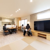 LDKには畳コーナーや窓辺のカウンターなど居心地のいいスペースが配されている。キッチン奥には2.5畳のパントリーも。